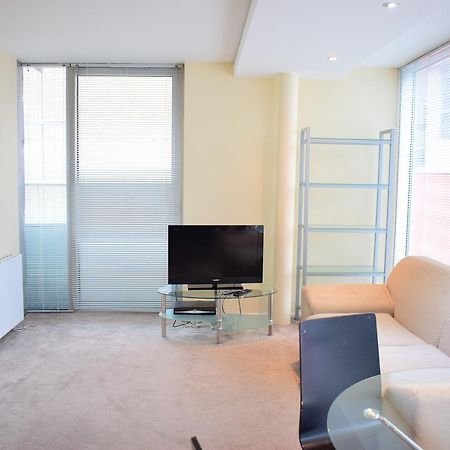 2 Bedroom Apartment In The Heart Of Stratford Sleeps 3 London Exterior photo